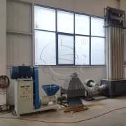 escena de trabajo de la máquina de briquetas de aserrín