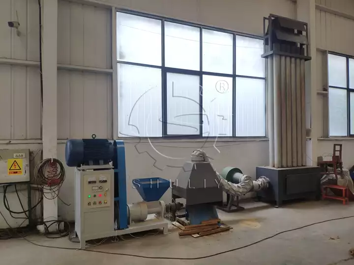 Рабочая сцена машины для производства брикетов из опилок