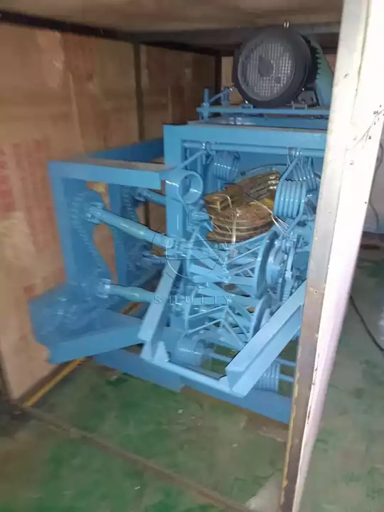 Machine à éplucher les bûches de bois dans une caisse en bois