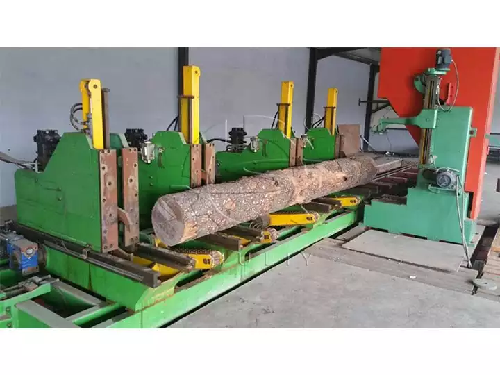 مشهد عمل آلة نشر الخشب