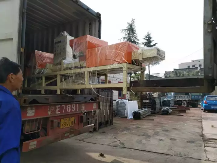 machine de fabrication de blocs de palettes en bois pour la livraison