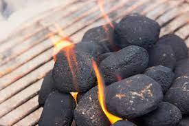 queimando carvão para churrasco